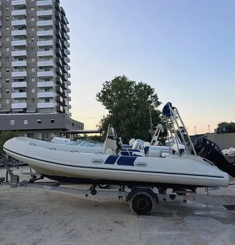 Familia disfrutando de un alquiler de barco en Can Picafort
